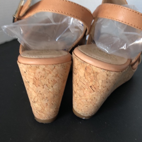 VINCE CAMUTO SANDALS - Picture 3 of 11